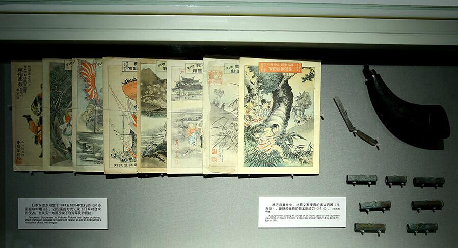 图为（左）东京东阳堂发行的《风俗画报临时增刊》，以图画的方式记录了日军对台湾的侵略，也从另一方面反映了台湾军民的抵抗；（右）噍吧哖事件中，抗日义军使用的填火药器、抗日义士曾新添缴获的剃须刀。