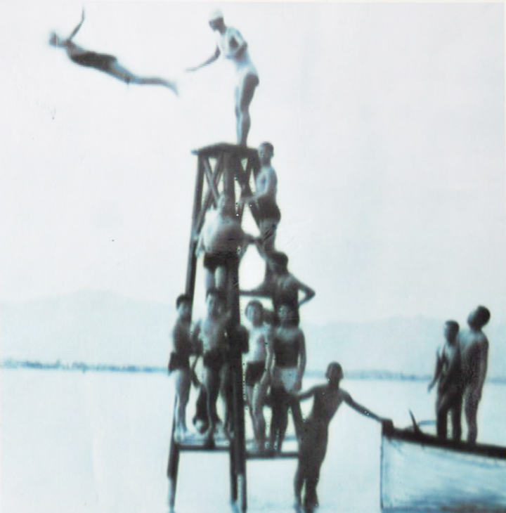 图为 《塔兜潭高台跳水》的历史照片。当时，学校特地在钧溪“塔兜潭”架起一座跳水台，开展高台跳水、游泳活动，为山城前所未见。