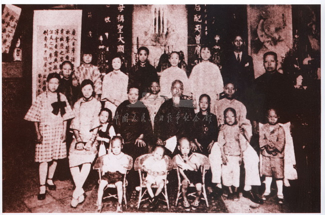 1937年7月后，日本殖民当局在台湾推行“皇民化”政策，其中包括日常生活的日本化，遭到台湾同胞的抵制。图为坚持穿着传统中国服装的台湾同胞。