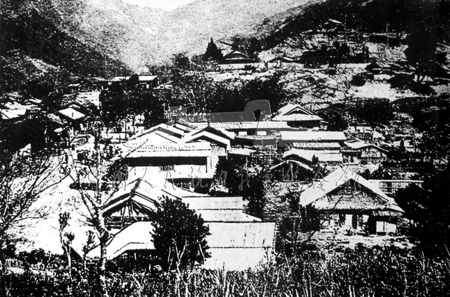 1930年10月27日，雾社泰雅族同胞在莫那鲁道的领导下，袭击了雾社周边的日本警察驻在所、邮局和制樟脑公司等，遭到殖民当局的血腥镇压。图为雾社起义爆发地——台湾南投县雾社。