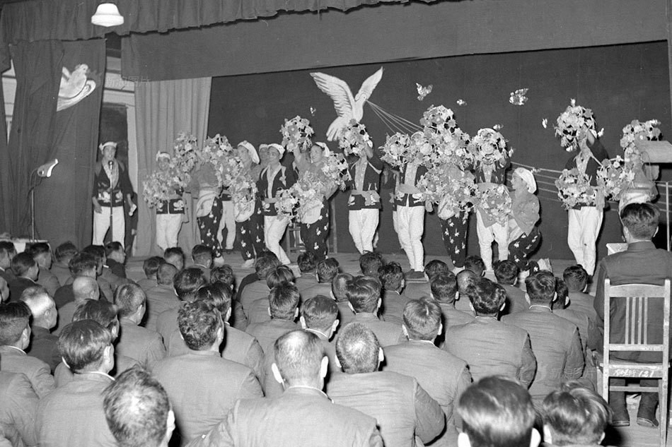 1950年7月，969名战犯被移交给中国，关入抚顺战犯管理所。抚顺所后又收押4名战犯，加之太原关押的136名，当时中国共关押日本战犯1109名。图为1955年11月，日本“拥护宪法国民联合会”访华团参观抚顺战犯管理所，战犯们进行歌舞表演。