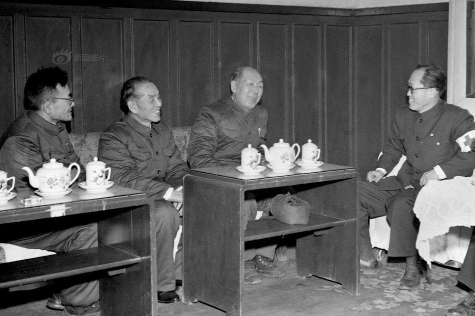 在抚顺战犯管理所关押的最后一批日本战犯是齐藤美夫（左三）、富永顺太郎（左二）和城野宏，其中城野宏被判处有期徒刑18年，另外两人为20年。1964年3月6日，最高人民法院裁定提前释放这3名日本战犯。图为三人与中国红十字会的代表谈话。