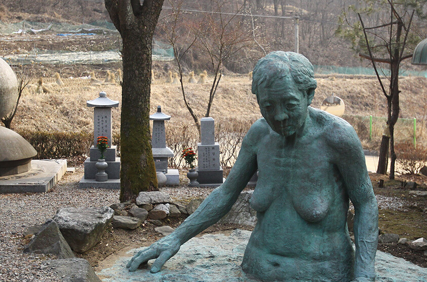 韩国京畿道广州市的慰安妇“分享之家”拍摄的“慰安妇”雕像。