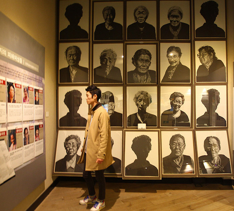 工作人员展示慰安妇历史馆里的影像资料。