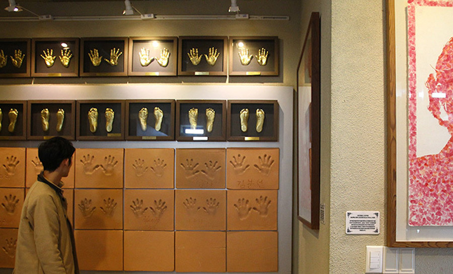 慰安妇历史馆里留存有多名前“慰安妇”留下的手模。
