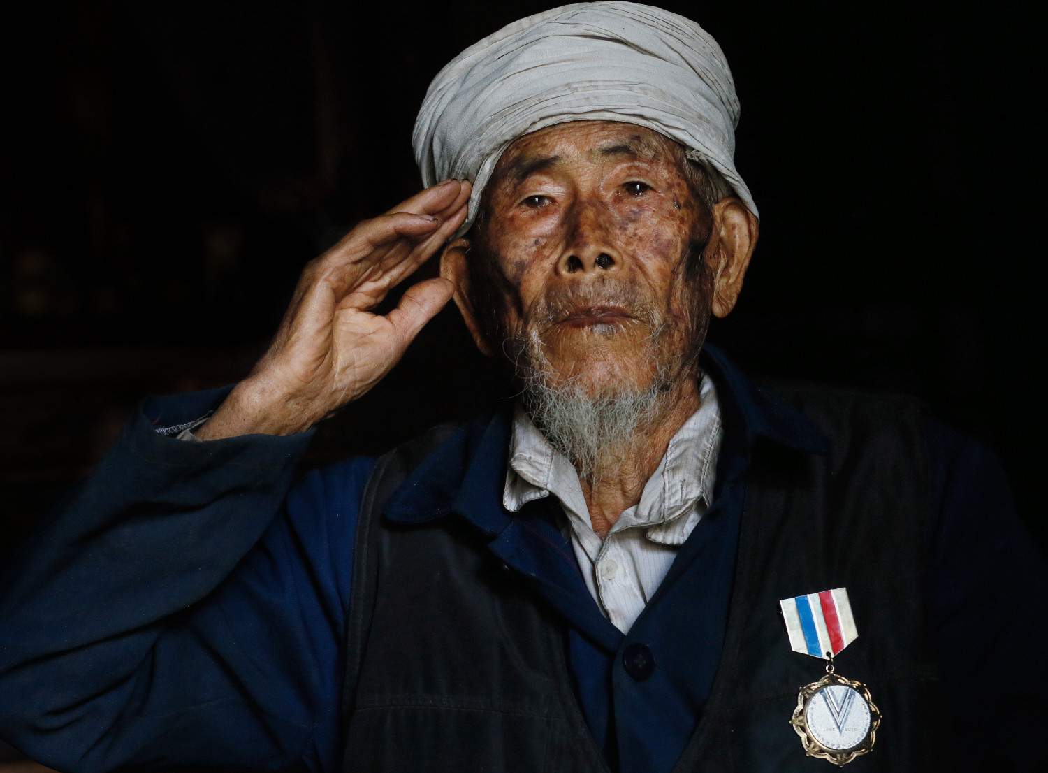 陆朝儒，1924年6月生，16岁参军，曾参加过著名的收复松山、腾冲的战役，抗战胜利后返乡，现在腾冲界头镇黄家寨社区黄土坎村民小组。（2014年2月摄）