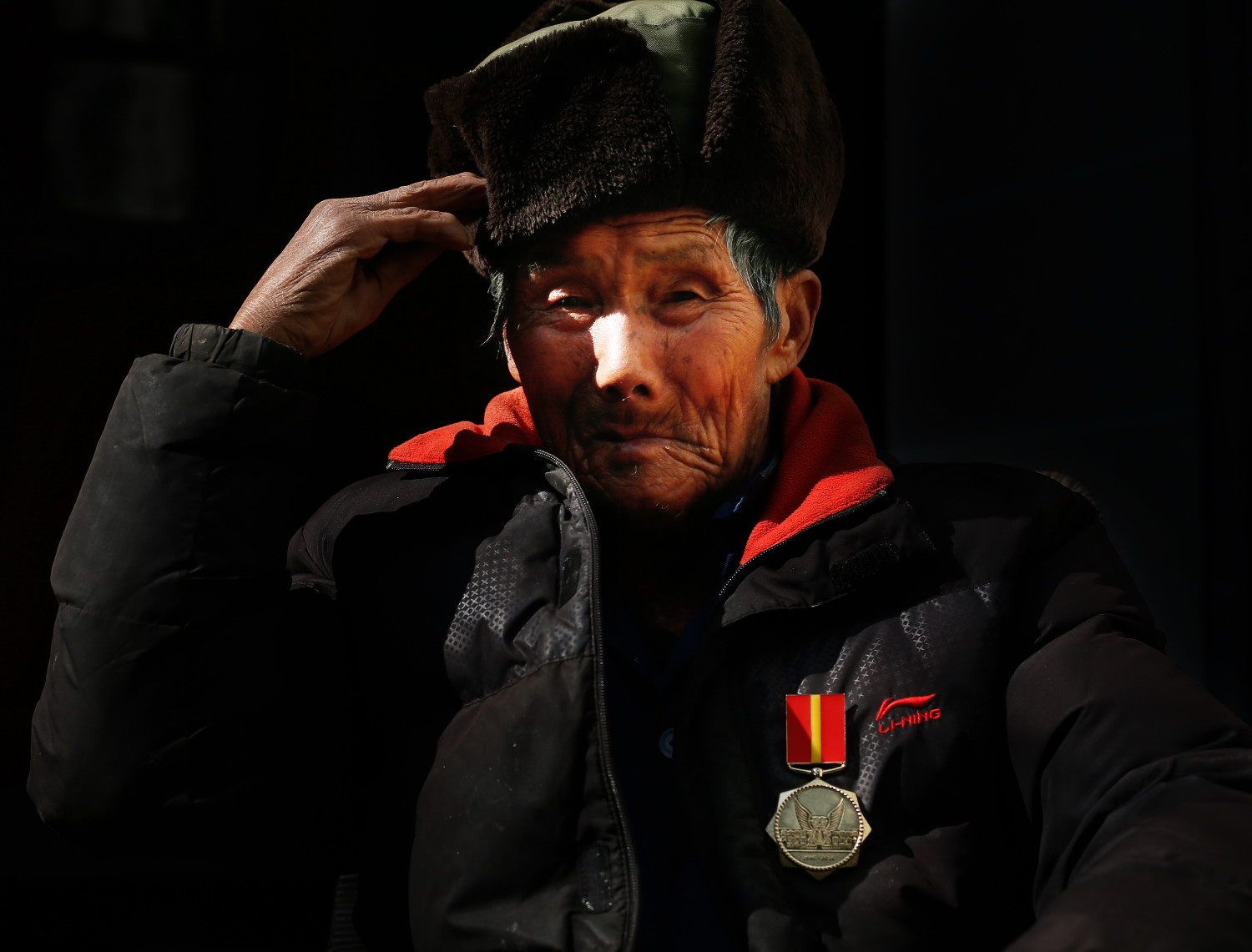 董翠林，1923年12月生，19岁参军，曾在部队担任轻机枪手，扫死不少日本鬼子，敌人的子弹也曾打穿过他的下巴，身受重伤。抗战胜利后，他退伍返乡，现住云南省腾冲马站乡新寨下祖。（2014年2月摄）