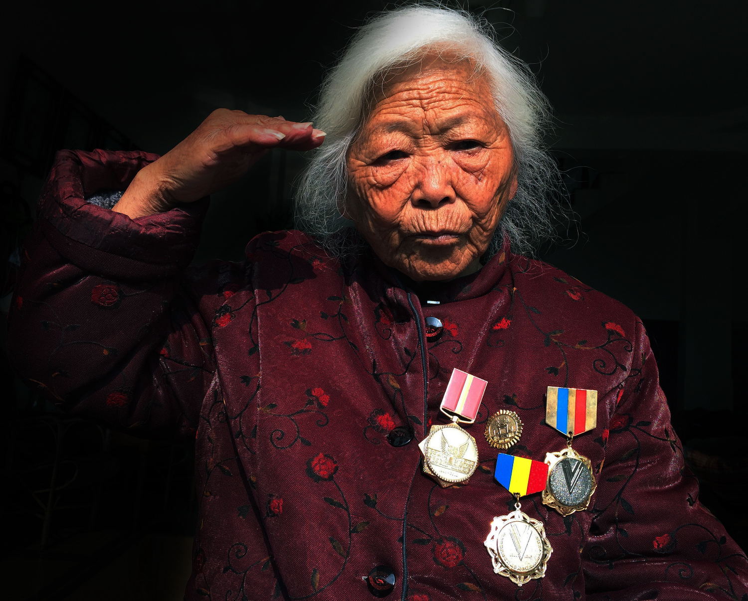 张炳芝，女兵，1923年生，1942年参军，多次与日寇作战。抗战胜利后退伍回腾冲，现住云南省腾冲县城。（2014年2月摄）