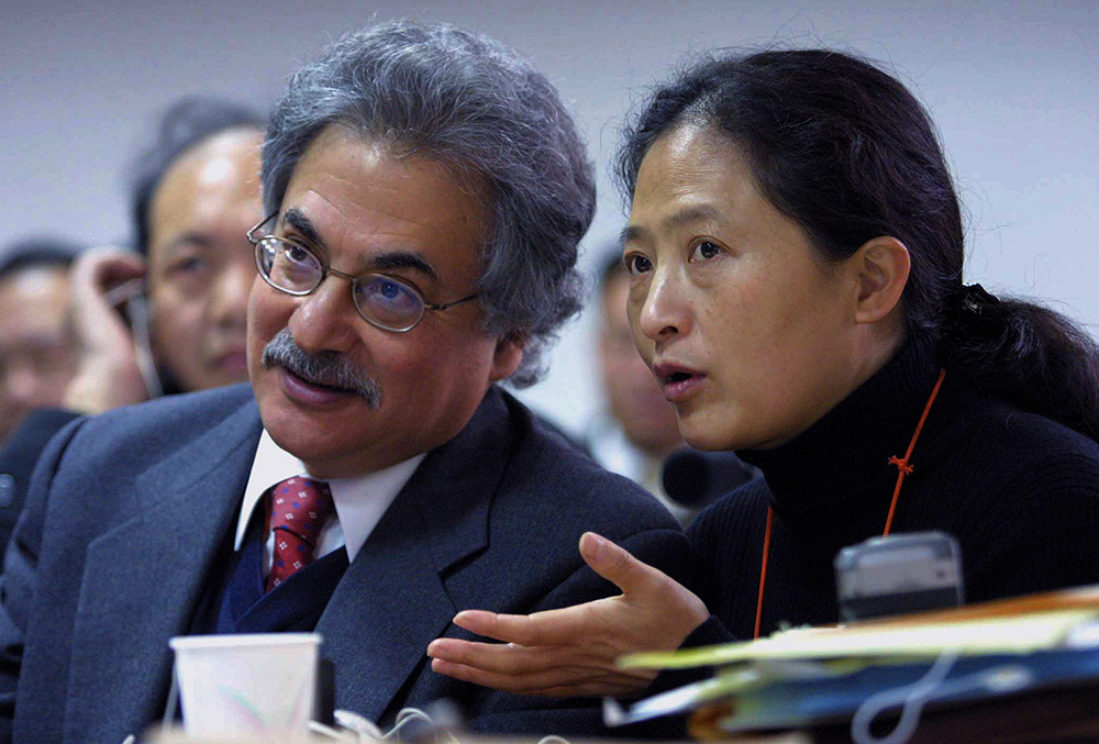 2002年2月9日，上海，王选积极向美国著名律师贝端