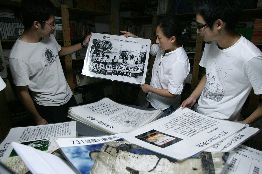 2010年8月5日，上海，王选在家里整理十多年调查细菌战的影像和文字资料。    
