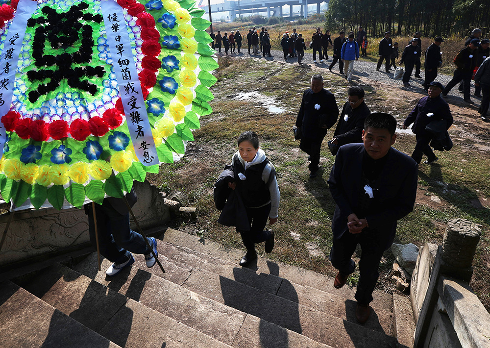 2012月11月18日，王选在义乌崇山村率浙江、湖南等民众悼念70年前被细菌战害死的百姓，控诉日军当年的暴行。 
