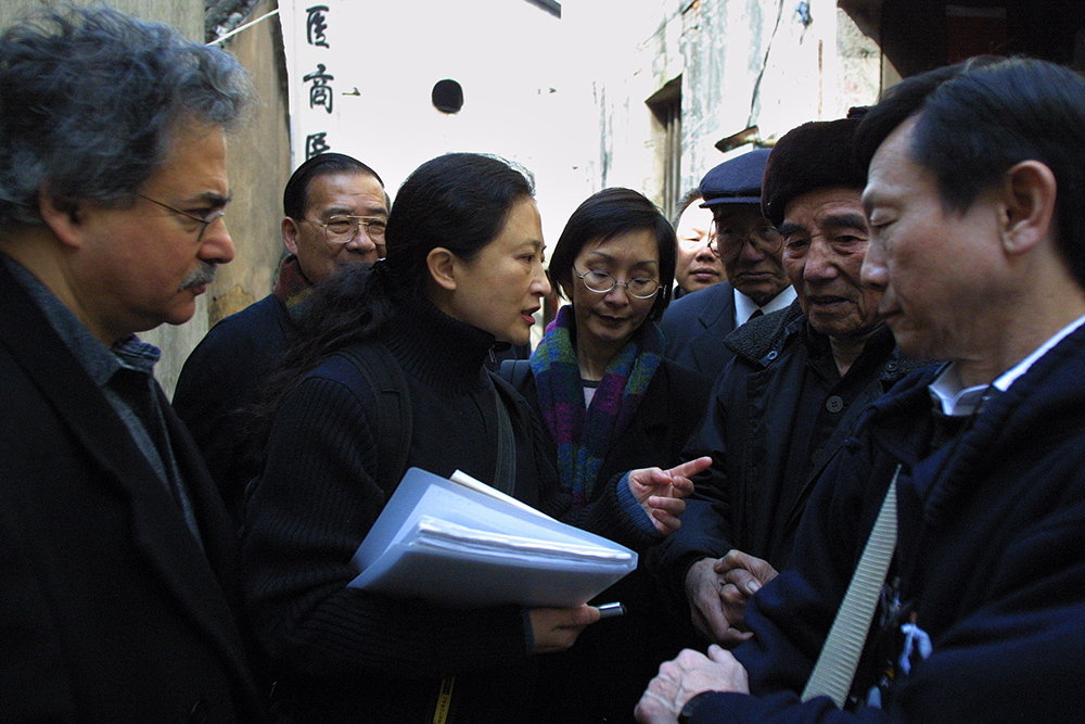 2002年2月12日，义乌，王选陪同来中国调查的国际友人走街串巷调查细菌战的受害幸存者。    