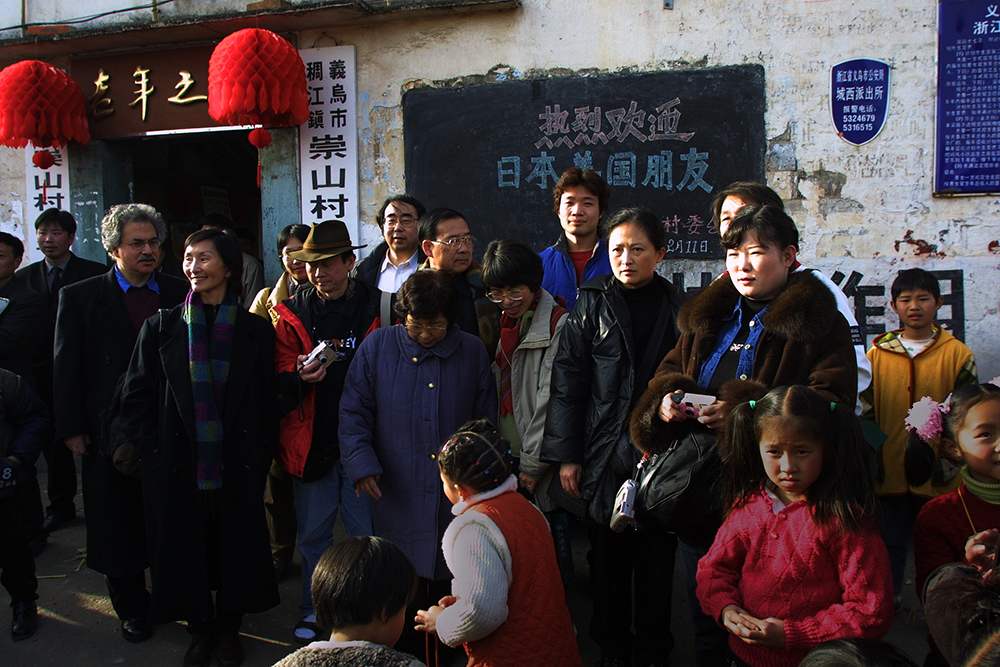 2002年2月11日，义乌，王选陪同来中国调查的国际友人在细菌战受害者的受害点实地调查 。  