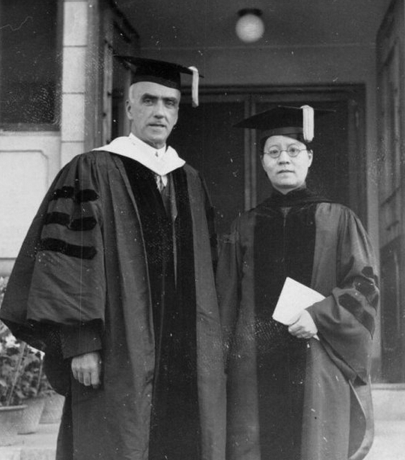 1935年吴贻芳和燕京大学校长司徒雷登在金陵女子文理学院