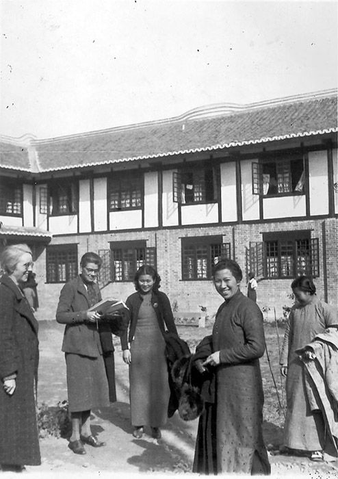 金陵女子文理学院教职人员的宿舍前（1940年）