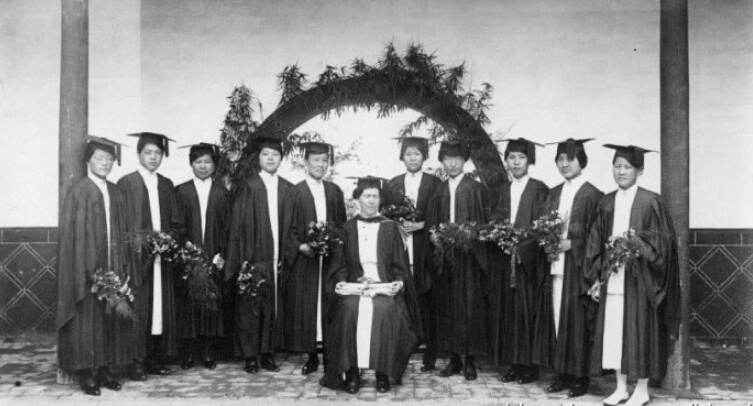 1921年，德本康夫人和应届毕业生，中为德本康夫人