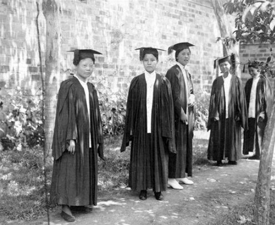 1919年第一届金陵女子大学毕业生