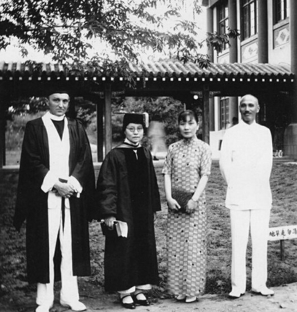 1934年蒋介石和宋美龄在金陵女子文理学院