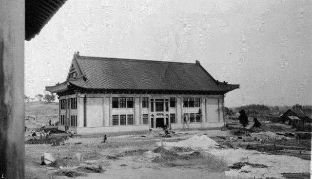 1922年正在施工的金陵女大教学楼