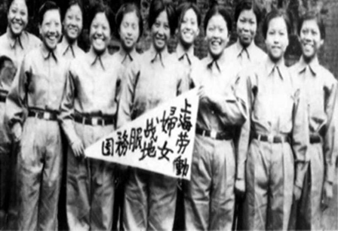 上海劳动妇女战地服务团成立时合影