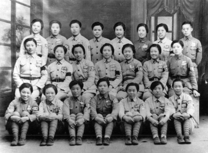1940年秋，服务团地下党组织得到上级党组织（八路军驻桂林办事处）的批准，撤理罗卓英部队，到桂林集合，分配到延安八路军和皖南新四军部队。下面是撤离前最后的合影