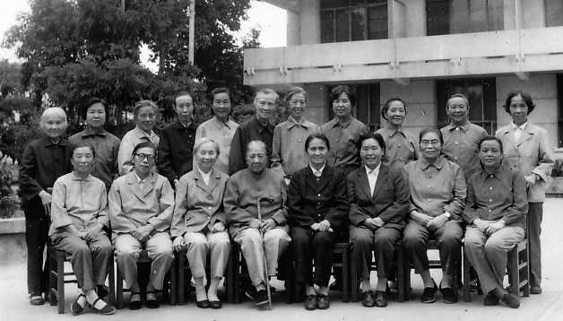 1984年10月，为了编写《服务团团史》，全国妇联委托福建省妇联召开《上海劳动妇女战地服务团》的老战士座谈会。团长胡兰畦与十八名团员重逢在福州。
