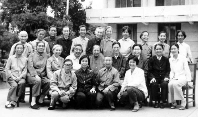 1984年10月，为了编写《服务团团史》，全国妇联委托福建省妇联召开《上海劳动妇女战地服务团》的老战士座谈会。团长胡兰畦与十八名团员重逢在福州。 (1)