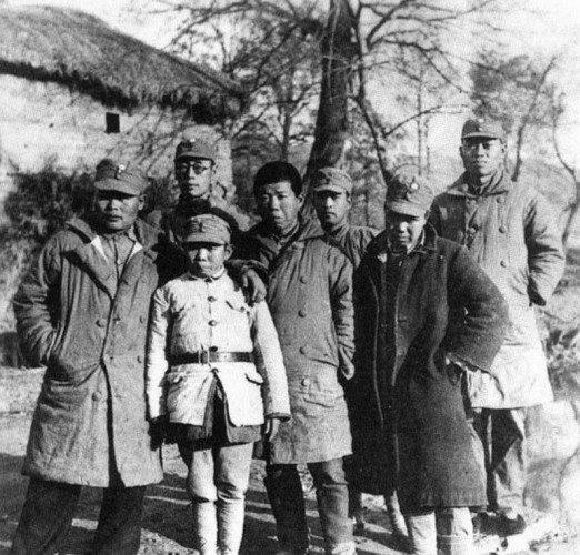 林植夫（左2）和朱镜我（左7）与被俘日本士兵合影