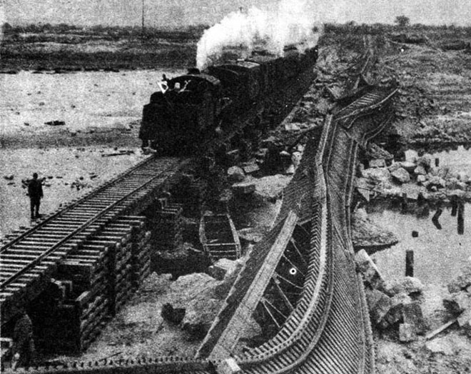 日军列车通过平汉铁路某铁桥，该铁桥疑似曾被中国军队破坏