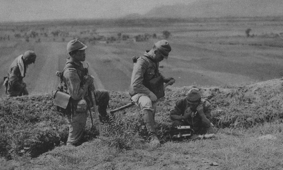 1937年，在准备发起进攻的日军士兵。