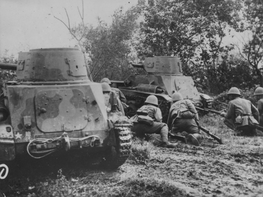 中国战场，在战壕里的两个日本士兵和歪把子机枪阵地。