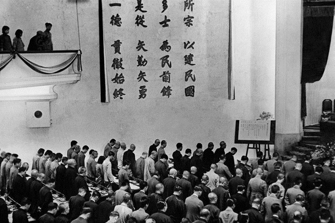 1931年，国民党大会，参会人员全体起立，向孙中山先生默哀一分钟。墙上的标语非常醒目。_副本
