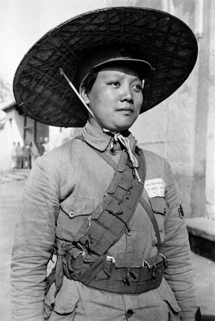 戴斗笠的中国士兵。中国，1938年