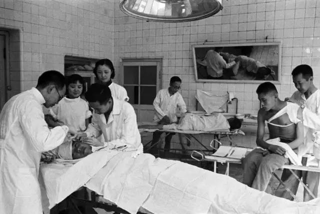 受伤的战士在医院接受治疗。中国，1938年
