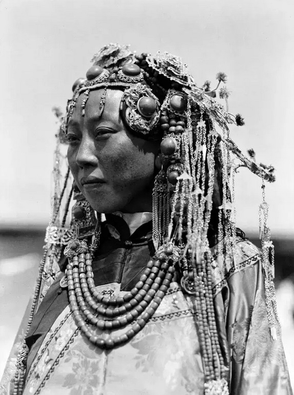 蒙古族贵族妇女。中国，1934-1936年
