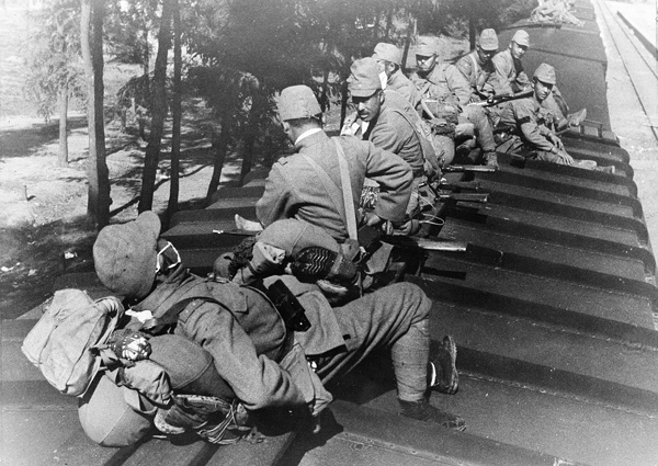 1937年10月，日军士兵坐在一列运输军队的火车顶上，以保证列车免受我军攻击。