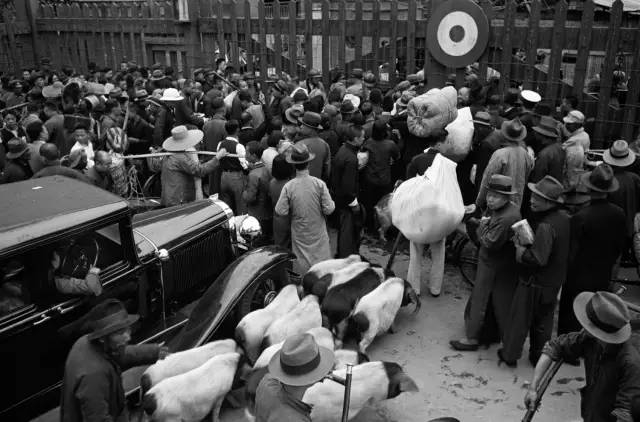 关闭并把守森严的大门前拥挤的人们和货物，汉口，1938年