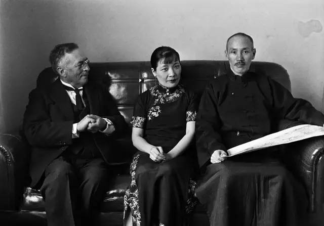 蒋介石和宋美龄听取斯文赫定关于新疆之行的介绍，汉口。1935年2月