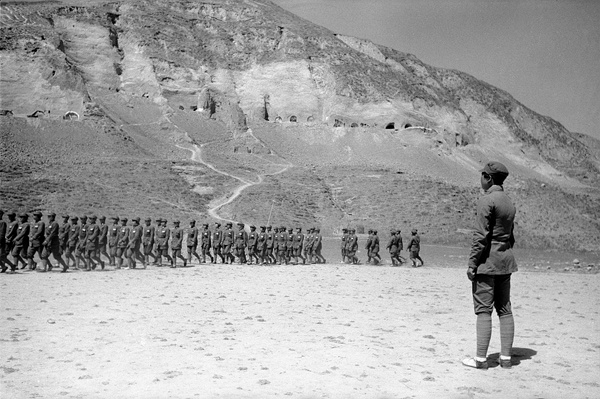 抗大的学生进行军事训练。中国，1938年5月