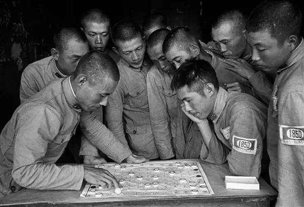 士兵们在休息时间玩着游戏。中国， 1938年