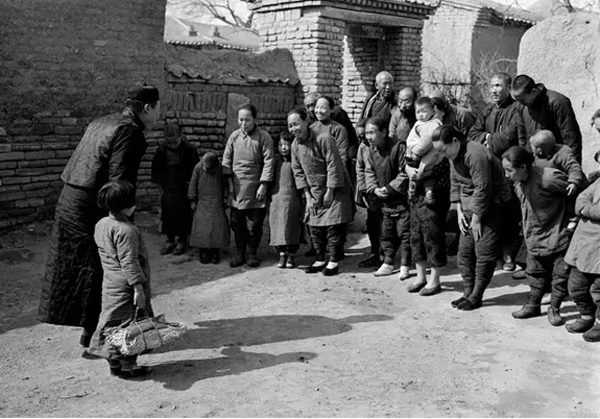 村民迎接。中国，1930年代