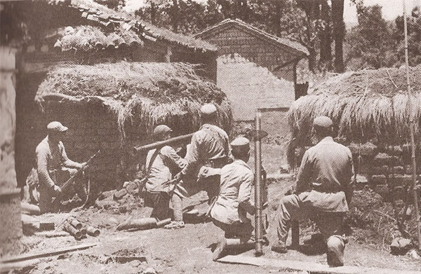 8月1日，在腾冲城外东北角的拐角楼，我军士兵用美武“巴祖卡”火箭筒对据守村落内的日军进行攻击。