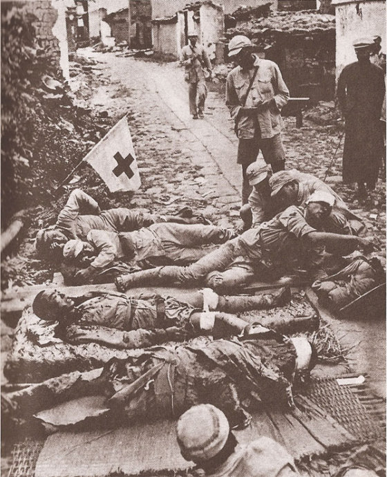 9月14日，躺在腾冲城内北门街中段等待后送救治的远征军伤兵。在战斗中，美军军医协助中国军队开设了野战医院，战场救护工作甚为得力。