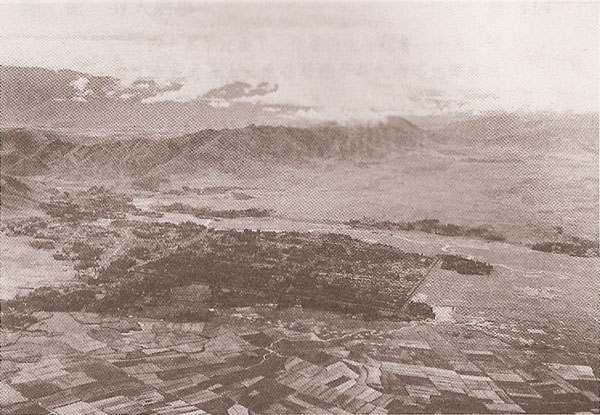 1944年我军反攻前，美军飞机从空中航拍的腾冲全景。画面纵深方向为西，城北为饮马水河，城西为大盈江。
