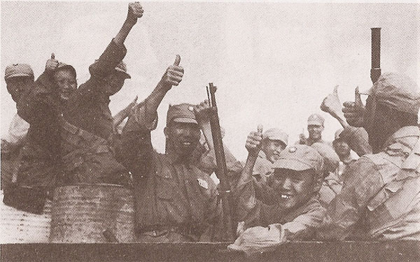 第53军系徒步从湖南开赴云南加入远征军序列的，4月8日该部乘汽车开赴怒汪前线。官兵们以当时流行的方式伸出大拇指向拍照的美军记者示意：“顶好！”