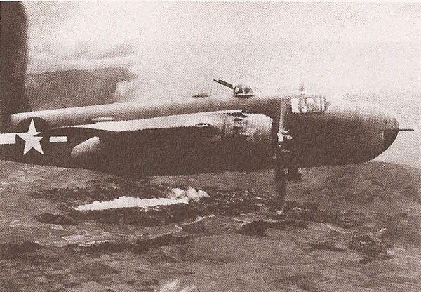 轰炸腾冲后返航的美军第14航空队B一25轰炸机，机腹下为浓烟滚滚的腾冲城，轰炸位置为腾冲西城及南门外一线。