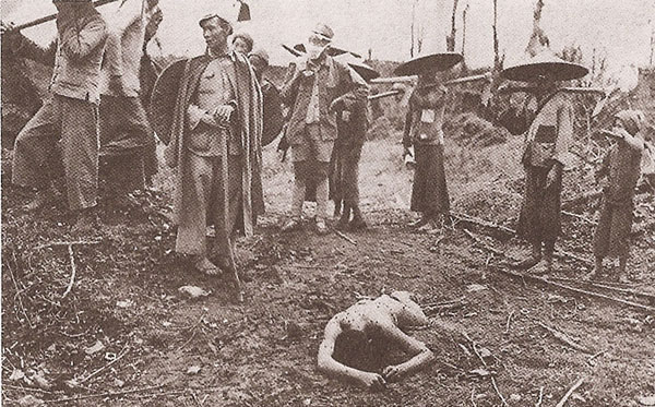 攻克腾冲次日（9月15日），军民殓埋散布城内的日军尸体。图中右侧的孩子，看样子不过十岁。 