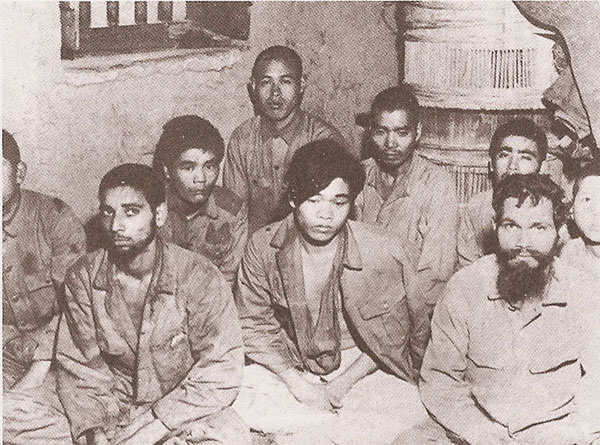 腾冲之战，我军共俘获日军五十三名（含慰安妇），此为俘虏一部。从相貌来看，其中还有部分印缅籍人。照片为9月16日拍摄。