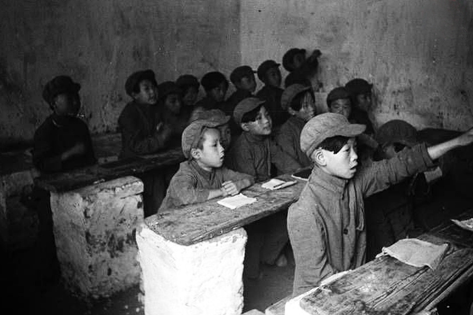 1944年，在共产党边区孩子们在教室学习。