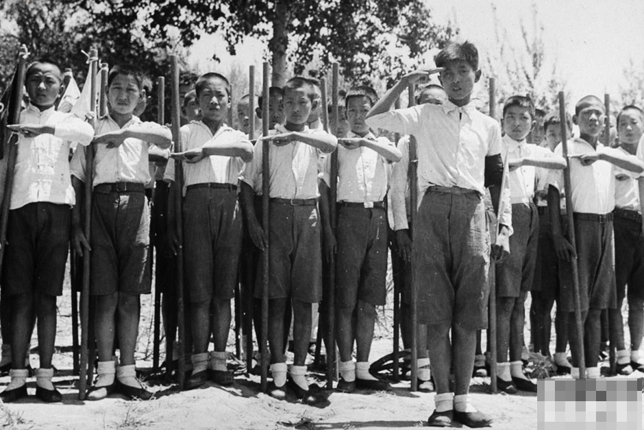 1940年，即将参加中国军队的年轻男孩接受培训。